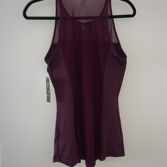 ✨2/$16✨Old Navy workout top - size M - Picture 2 of 3